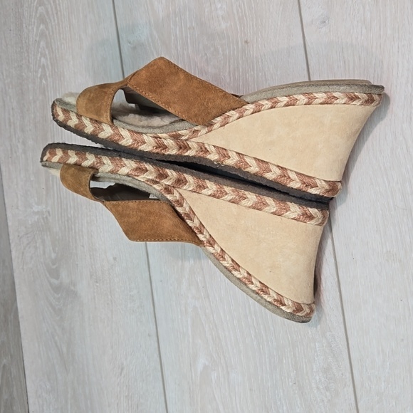 Ugg Australia Women 1689 Leather strap Sheepskin Wedge Sandals shoes sz 10 - Picture 9 of 13